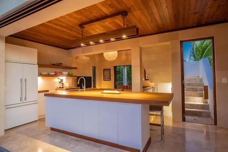 Luxurious Beachfront 2 Bedroom Villa On Smith'S Reef Turtle Cove